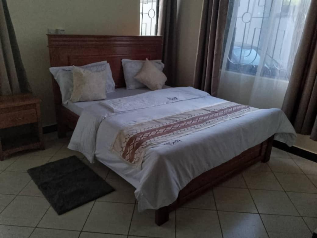 Space Lodge And Tours Muleba Екстер'єр фото